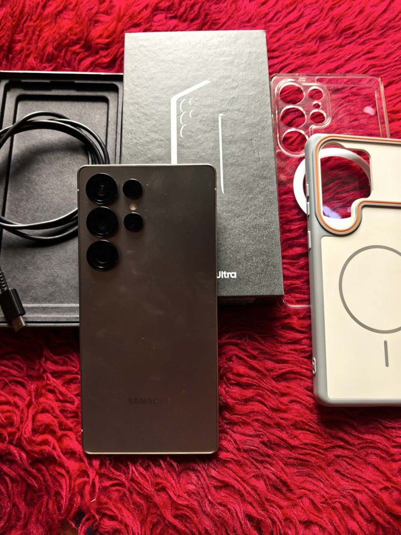 Samsung S25 Ultra (Category: Samsung) located in Caloocan City. Submitted by reyn_santi (Listing ID 1468429972, Image 2). Description: Samsung S25 Ultra 256gb Openline / Any sim Ntc Aproved With Box Cord and Cases Note : slight paintchip sa cam super liit not an Issue 😊 Pwede meetup or pick up sa bahay namin mismo Reset all you want test all you want.