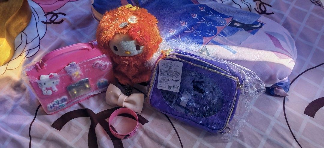 Sanrio Hello Kitty plush, bags, and accessories bundle (Category: Plushies & Soft Toys) located in Quezon City. Submitted by alyna214 (Listing ID 1468342551, Image 1). Description: Sanrio Hello kitty collector bundle na po 2 bag Isa hello kitty at kuromi bag bago po siya pwede pang gift sa Christmas, may kasama plushie na hello kitty at bangle mura na po ito galing sa japan. .