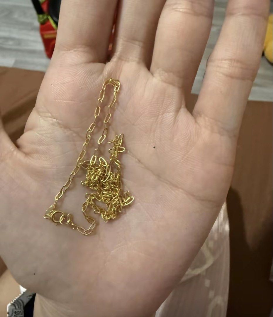 Saudi Gold 18k (Category: Necklaces) located in Antipolo. Submitted by eljeyabad23 (Listing ID 1468284601, Image 2). Description: Product Name: Micro Makapal Paperclip Necklace 18K Saudi Gold Approx Weight: +-0.70-0.75g Size: 18" and 20 inches Design: Micro Paper Clip Appraised to pawnshop villarica already Pawnable Reason for selling: need additional funds on the dp of property.