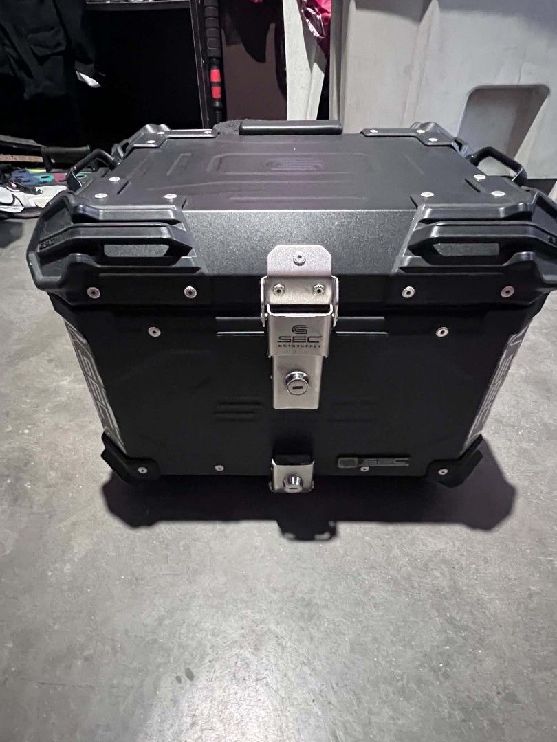 SEC ALLOY TOP BOX 45L (Category: Other Motorcycles Parts and Accessories) located in Quezon City. Submitted by _elyyy (Listing ID 1468437511, Image 2). Description: FOR SALE SEC ALLOY TOP BOX 45L SEC Alloy Top Box 45L ₱4,000 inclusions: - with bracket monorack for mio i125 - 2 original keys - good as new - negotiable pa po - minimal scratches lang po - rfs;: may tunnel bag na.