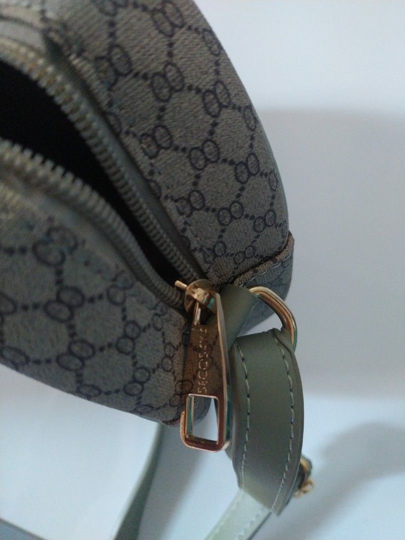 Secossana sling bag (Category: Cross-body Bags) located in Manila. Submitted by timtam04 (Listing ID 1468499469, Image 3). Description: .