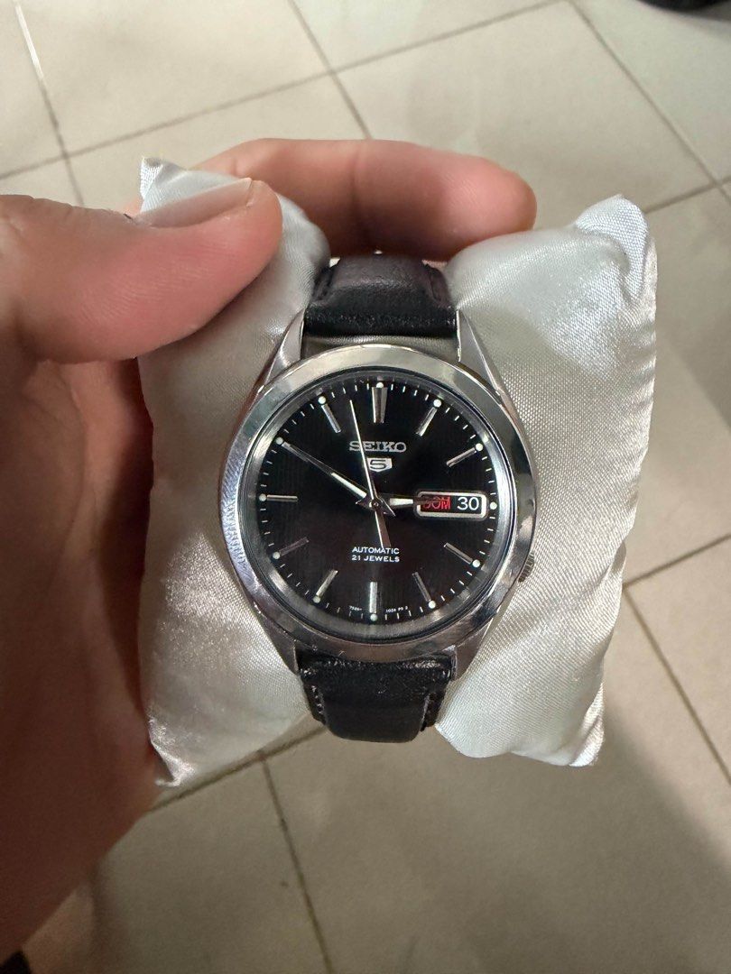 Seiko 5 SNKL23K1 (Category: Men's Watches) located in Caloocan City. Submitted by decluttervette (Listing ID 1468309236, Image 3). Description: Seiko 5 SNKL23K1 Comes with box, warranty card, guarantee booklet, premium hirsch leather bracelet, and og jubilee steel bracelet. In good condition 9/10 North Caloocan.