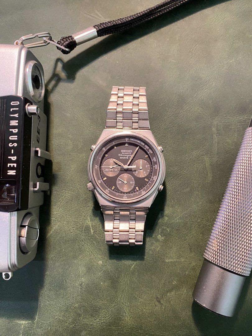 Seiko 7a28-7070 chronograph (Category: Men's Watches) located in Cebu City. Submitted by unoverse_vntg (Listing ID 1468289807, Image 2). Description: Seiko chronograph 7a28-7070 Quartz 40mm Full metal movement parts Working perfect All buttons functions Stop and reset Newly changed battery.
