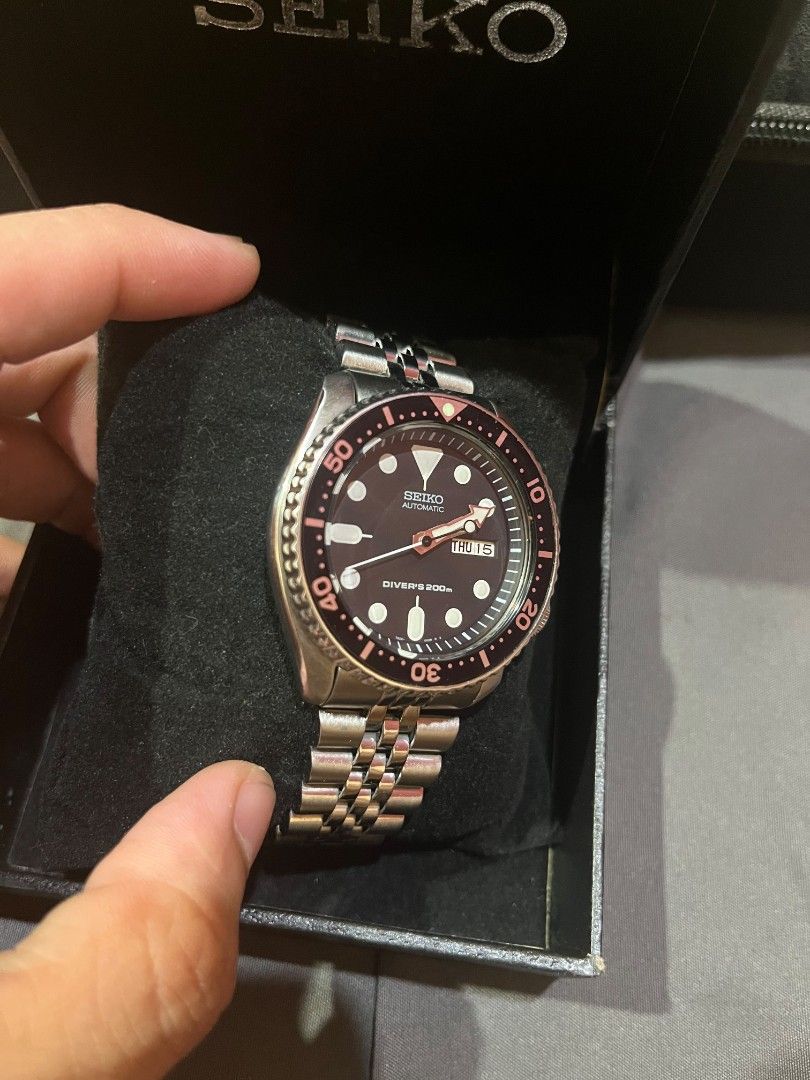 Seiko Automatic Diver's 200m SKX007 Watch (Category: Men's Watches) located in Manila. Submitted by kylebalido25364 (Listing ID 1468324976, Image 3). Description: - Brand: Seiko Automatic Diver Watch - Dial: Classic black with day and date display at 3 o'clock - Bezel: Rotating bezel - Bracelet: Stainless steel jubilee bracelet - Water Resistance: Up to 200 meters - Condition: Runs smoothly, well-maintained - Inclusions: Original Seiko presentati