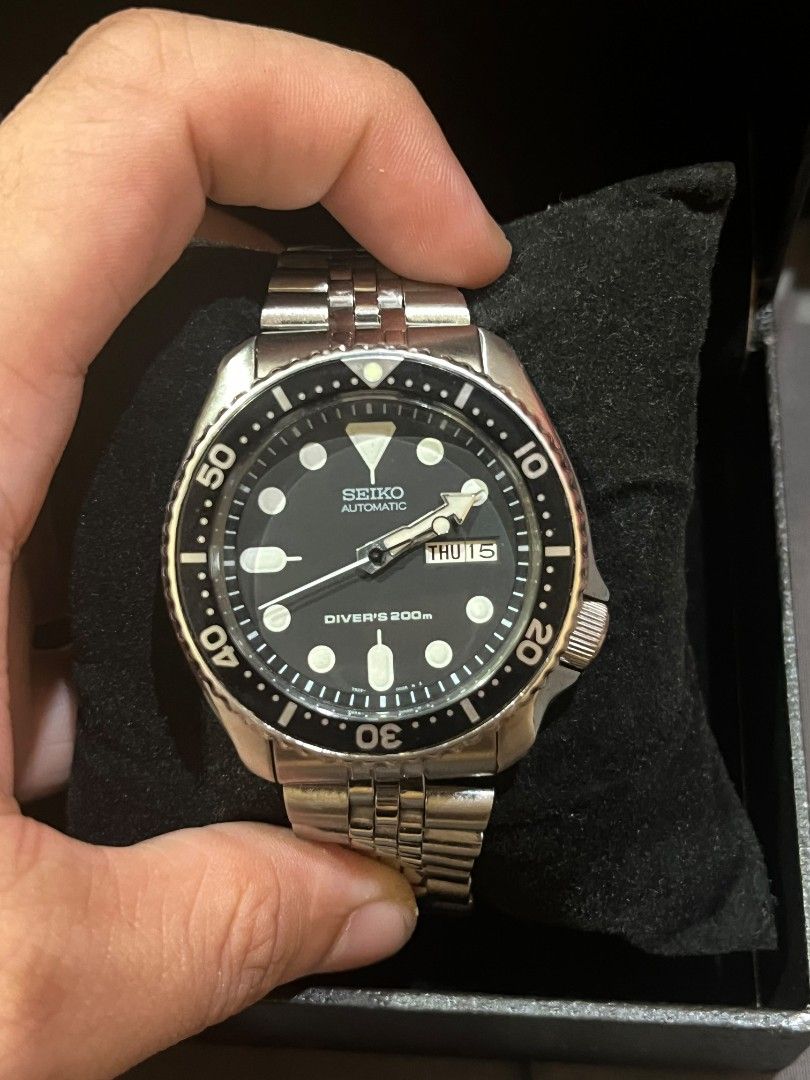 Seiko Automatic Diver's 200m SKX007 Watch (Category: Men's Watches) located in Manila. Submitted by kylebalido25364 (Listing ID 1468324976, Image 2). Description: - Brand: Seiko Automatic Diver Watch - Dial: Classic black with day and date display at 3 o'clock - Bezel: Rotating bezel - Bracelet: Stainless steel jubilee bracelet - Water Resistance: Up to 200 meters - Condition: Runs smoothly, well-maintained - Inclusions: Original Seiko presentati