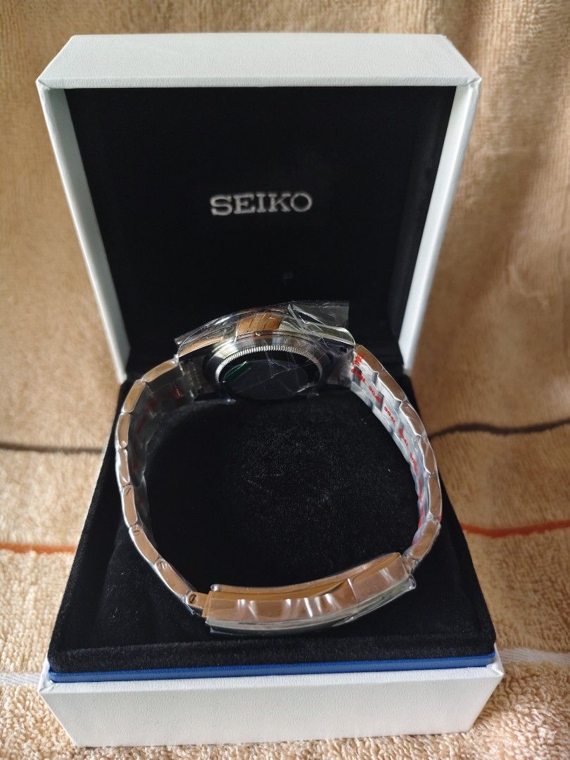 Seiko Daytona Mod Custom Chronograph Watch White Dial MOD (Category: Men's Watches) located in Manila. Submitted by rarewind.cb1244 (Listing ID 1468315741, Image 2). Description: - Custom Seiko chronograph watch with automatic movement - Clean white dial featuring 3 sub-dials and a black tachymeter bezel - Durable stainless steel oyster-style bracelet (factory plastic still intact) - Premium heavy metal construction for a solid, luxury feel - Inc