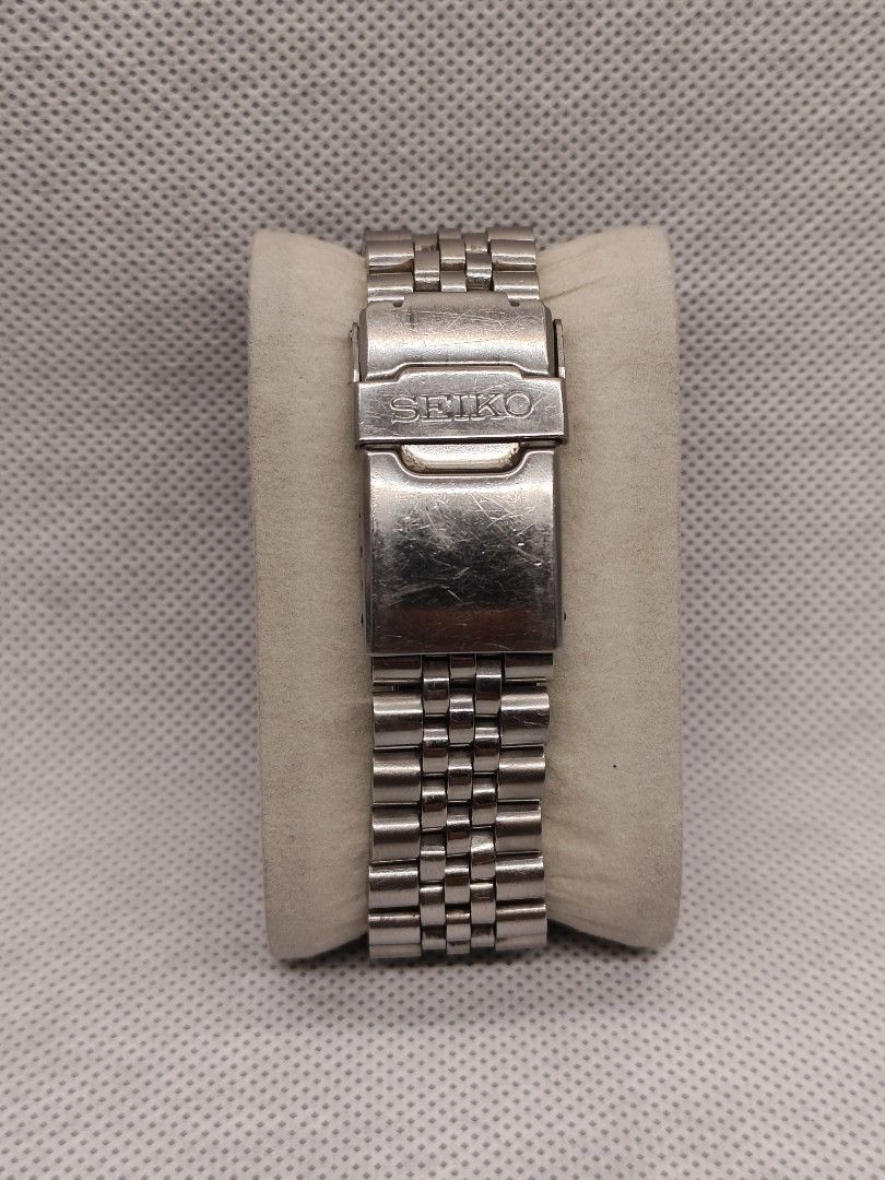 Seiko Diver 150m Automatic reference 7002-7000 (Category: Men's Watches) located in Pasig City. Submitted by timepiece-and-co (Listing ID 1468395531, Image 3). Description: Key Identification Features: Dial Details: It features a clean, date-only complication at the 3 o'clock position (dropping the day display of earlier models) and distinct rectangular/trapezoidal hour markers. Dial Text: Branded with "SEIKO AUTOMATIC" below 12 o'clock and the i