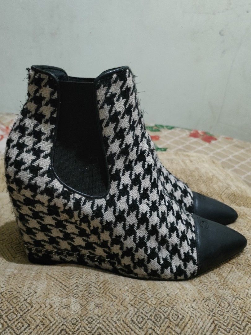 Shanel tweed boots (Category: Boots) located in Sindangan. Submitted by branden_line (Listing ID 1468423238, Image 1). Description: chanel size 36.