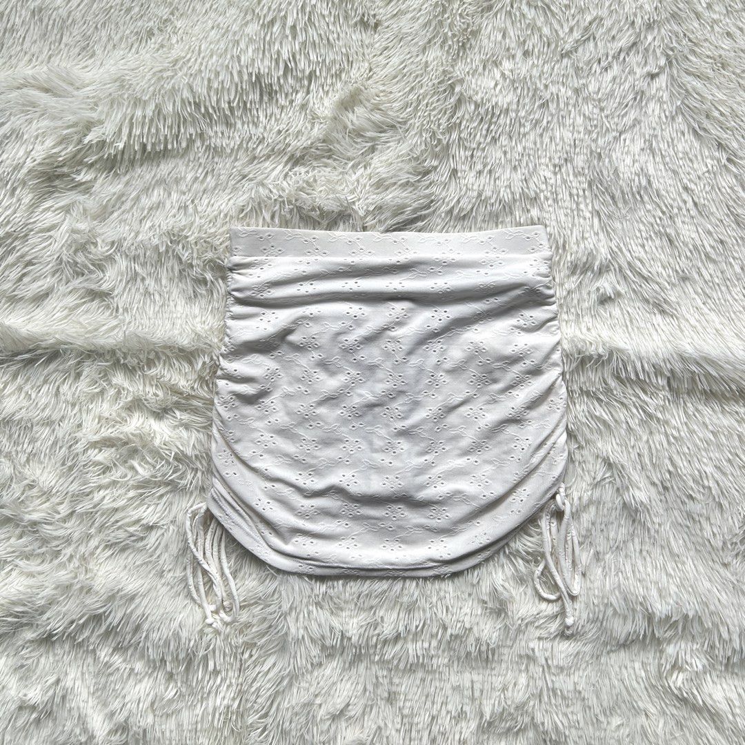 SHEIN Cover up Skirt (Category: Bikinis & Swimsuits) located in Cavite. Submitted by closetbycole (Listing ID 1468338138, Image 1). Description: brand: shein — cover up skirt with inner —fits 26-28 waistline — never po nasuot — super nice nito <33.