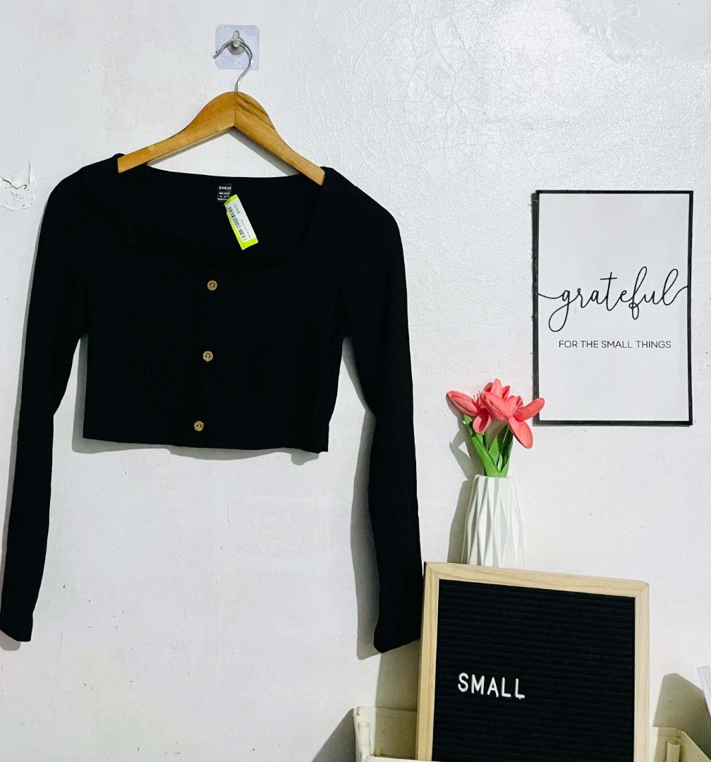 Shein longsleeve top (Category: Activewear) located in San Mateo. Submitted by safeearth21 (Listing ID 1468441317, Image 1). Description: .
