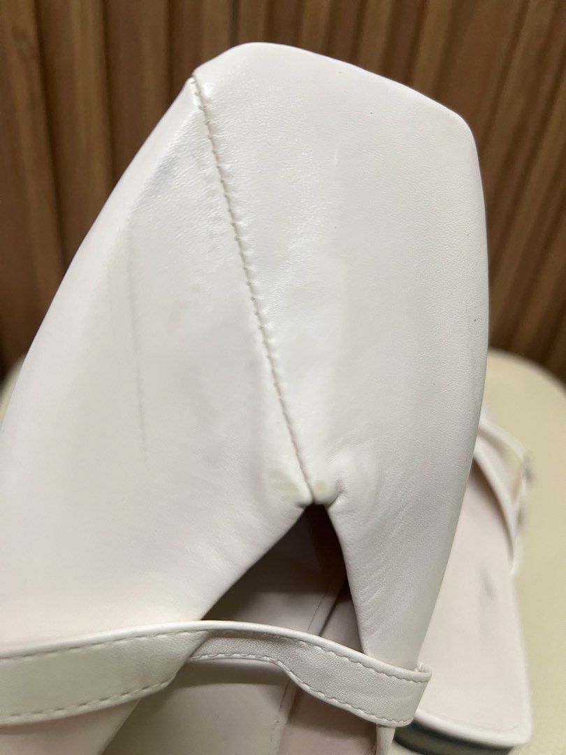 Shoes Sandal (Category: Flats & Sandals) located in Cebu City. Submitted by mifinity (Listing ID 1468411607, Image 2). Description: Fashion Sandal✨ Size: 40 Note: Meron kunting flaws. Makikita po sa picture..