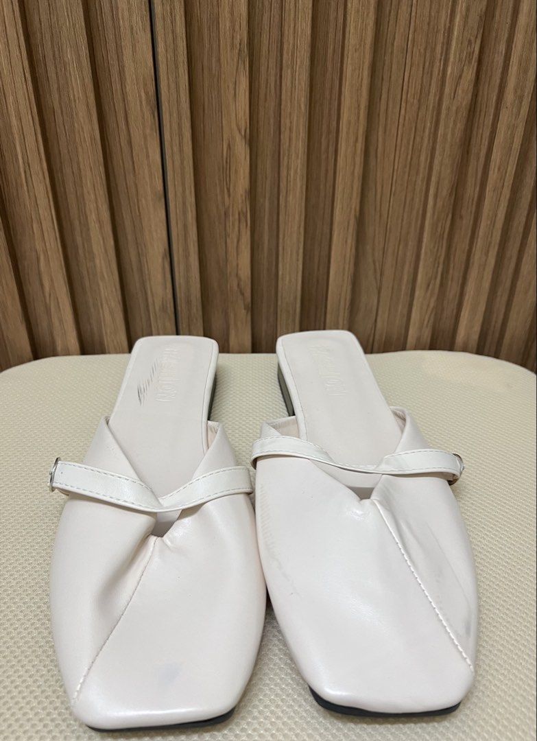 Shoes Sandal (Category: Flats & Sandals) located in Cebu City. Submitted by mifinity (Listing ID 1468411607, Image 1). Description: Fashion Sandal✨ Size: 40 Note: Meron kunting flaws. Makikita po sa picture..