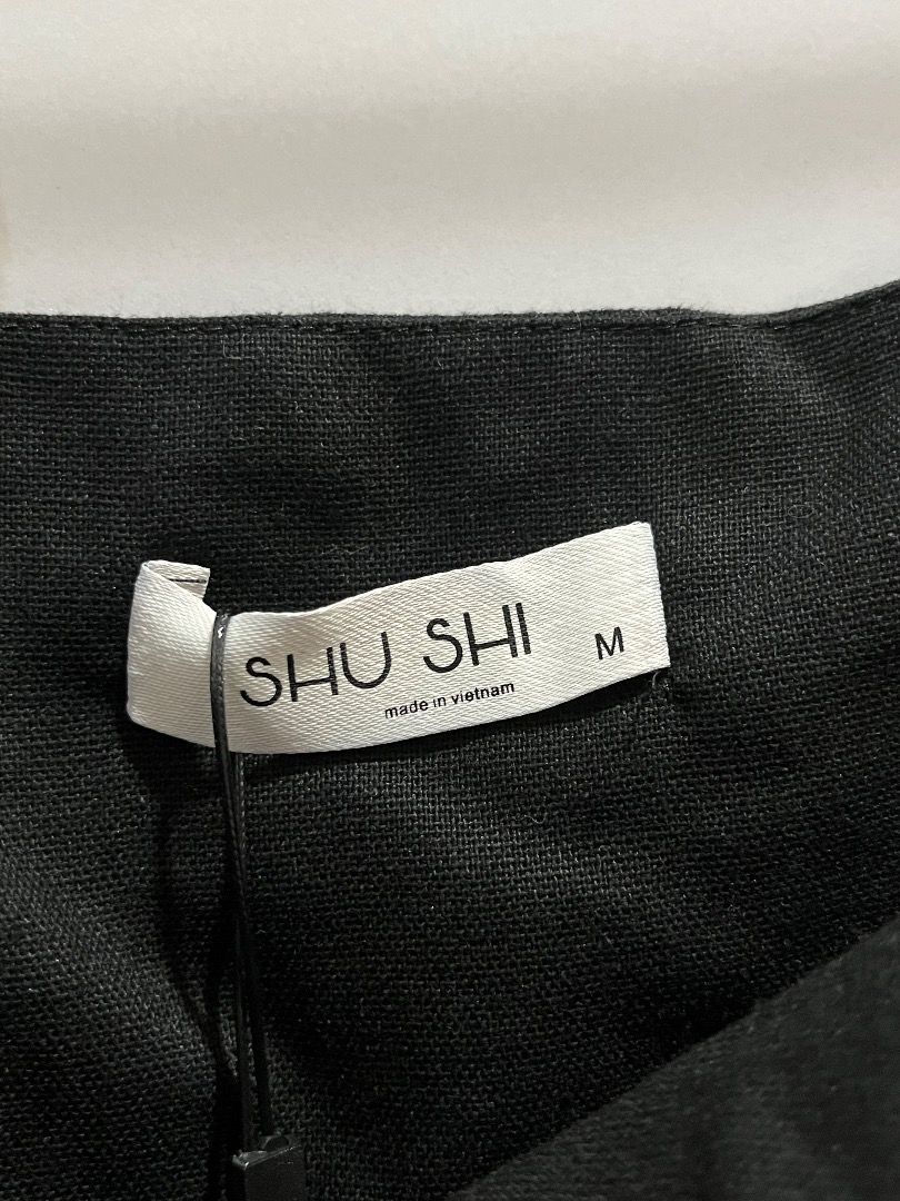 Shu Shi Black Tank Top Medium (Category: Sleeveless) located in Caloocan City. Submitted by safemountain.0b3a05 (Listing ID 1468395701, Image 2). Description: - Brand: Shu Shi - Size: Medium (standard fit) - Color: Solid black - Design: Straight neckline with delicate lace trim along the bottom hem - Material: Lightweight and comfortable fabric - Versatility: Easy to mix and match with shorts, skirts, or jeans; great for warm weather or layering.