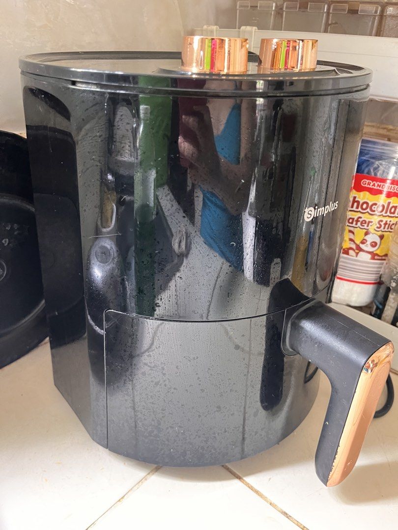 Simplus Air fryer (Category: Fryers) located in Calamba. Submitted by declutsbysteff (Listing ID 1468346009, Image 2). Description: FOR SALE Simplus Air Fryer - Black color - Used thrice only - Good as new - Working and is also in a good condition - RFS: Hindi na nagagamit - Original price is 2k+ Kindly message me directly if interested, thank you! Delivery via lalamove with payment first policy only. 📍Calamba, Laguna.