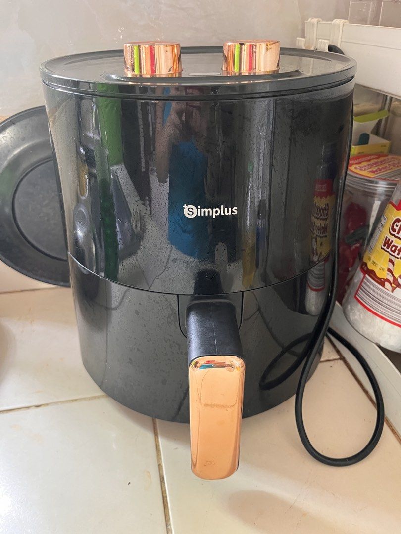 Simplus Air fryer (Category: Fryers) located in Calamba. Submitted by declutsbysteff (Listing ID 1468346009, Image 1). Description: FOR SALE Simplus Air Fryer - Black color - Used thrice only - Good as new - Working and is also in a good condition - RFS: Hindi na nagagamit - Original price is 2k+ Kindly message me directly if interested, thank you! Delivery via lalamove with payment first policy only. 📍Calamba, Laguna.