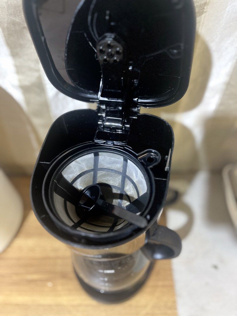 Simplus Electric Coffee Machine YD-1123 (Category: Coffee Machines & Makers) located in Marikina City. Submitted by ceduey (Listing ID 1468440264, Image 2). Description: - Brand/Model: Simplus YD-1123 Electric Coffee Machine (2024 manufacture) - Condition: Clean and powers up normally - Capacity: 6-cup glass jug with clear measurement markings - Inclusions: Reusable mesh filter basket and matching scoop - Specs: 220-240V, 600W power.