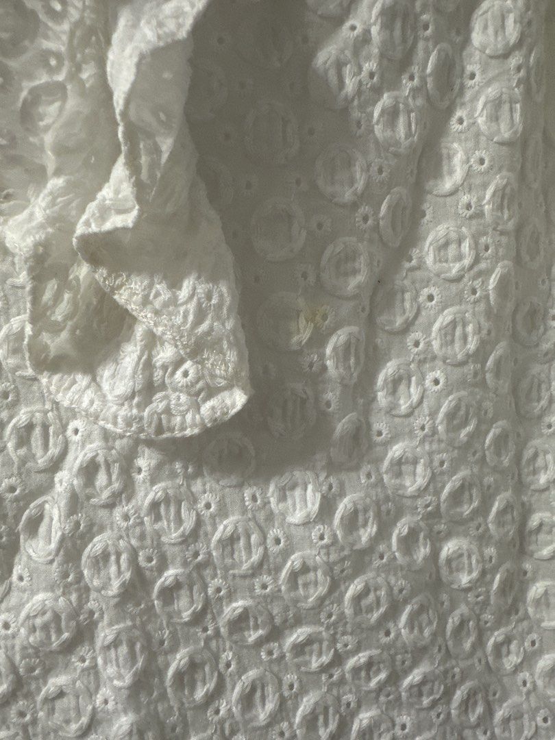 Size 14 Peppermint White Eyelet Sleeveless Ruffle Blouse (Category: Sleeveless) located in Quezon City. Submitted by sunkissed.ph (Listing ID 1468292028, Image 2). Description: size 14 w/ small stain ₱250.