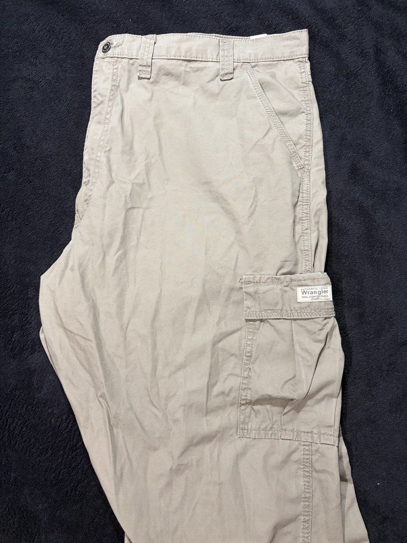 (Size 46) Wrangler Men Cargo Pants Plus size (Category: Jeans) located in Santa Cruz. Submitted by solsticexx (Listing ID 1468401599, Image 2). Description: 💵 Price: 500 RFS: decluttering Condition: slightly used, altered length 📍 LOC: Laguna 📦 Shipping: Via J&T express, SF will be shouldered by the buyer 💵 MOP: GCASH/Bank Transfer Pants Details: Brand: Wrangler Waistline: 46 inches Length: 39.5 inches Ankle hole: 15.5 inches Cut: Straight cu