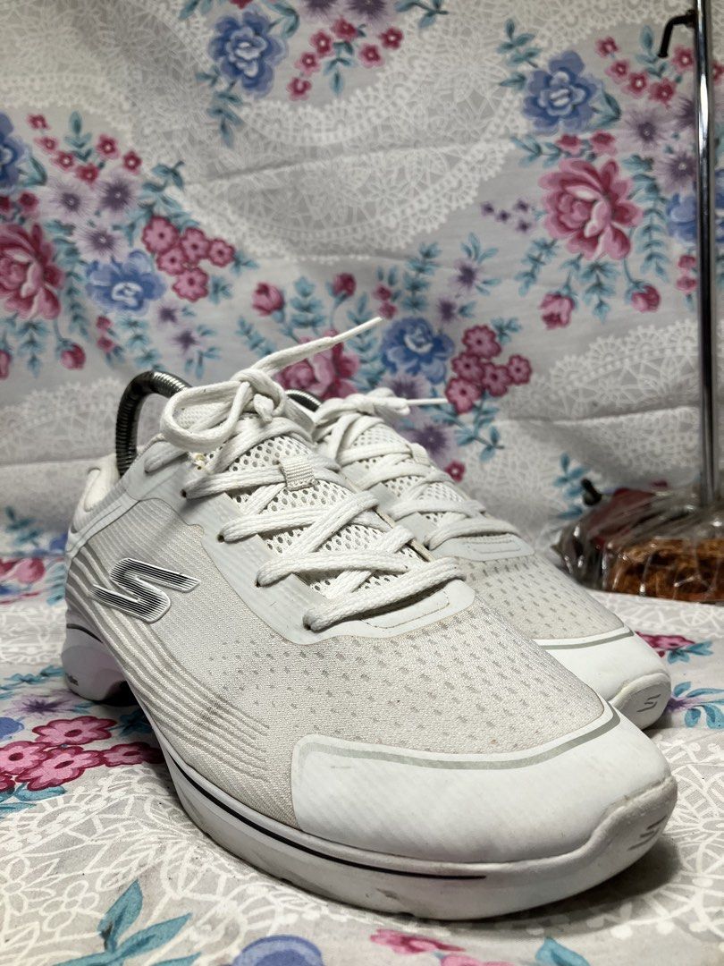 SKECHERS GO WALK 7 WALKING SNEAKER (Category: Sneakers) located in General Mariano Alvarez. Submitted by adonid (Listing ID 1468337474, Image 2). Description: SKECHERS GO WALK 7 WALKING SNEAKER GOOD CONDITION NORMAL SIGN OF USAGE ONLY SIZE 7.5.