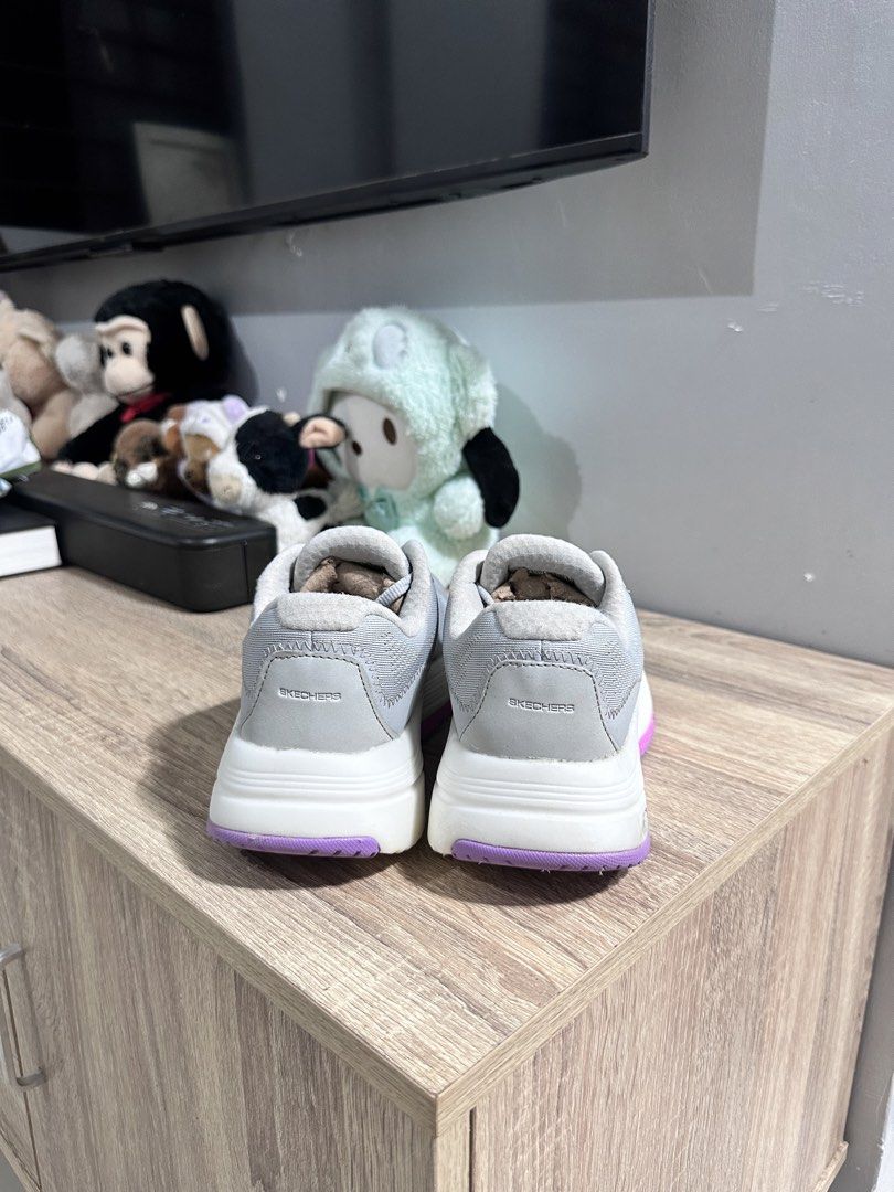 Skechers shoes (Category: Sneakers) located in Manila. Submitted by nilodanzcuadra (Listing ID 1468323836, Image 2). Description: 7 womens Like new Loc: north caloocan.