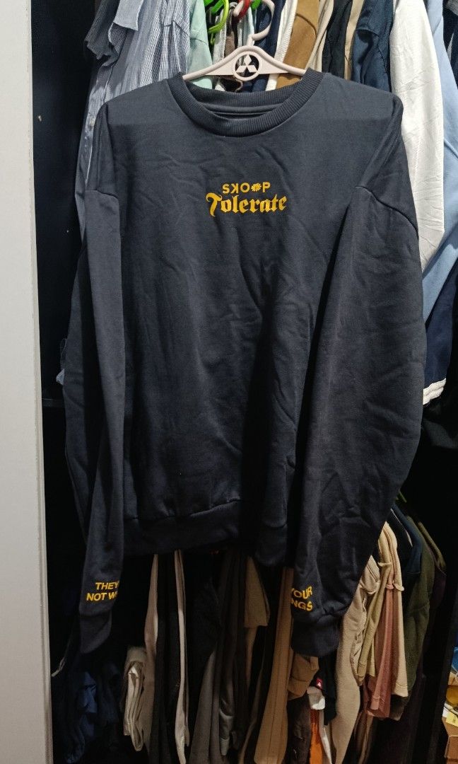 Skoop sweatshirt (Category: Coats, Jackets and Outerwear) located in Jaen. Submitted by vinzyrus217291 (Listing ID 1468468444, Image 1). Description: skoop tolerate sweatshirt med to large Nueva ecija location can do meetups or shipping via jnt.