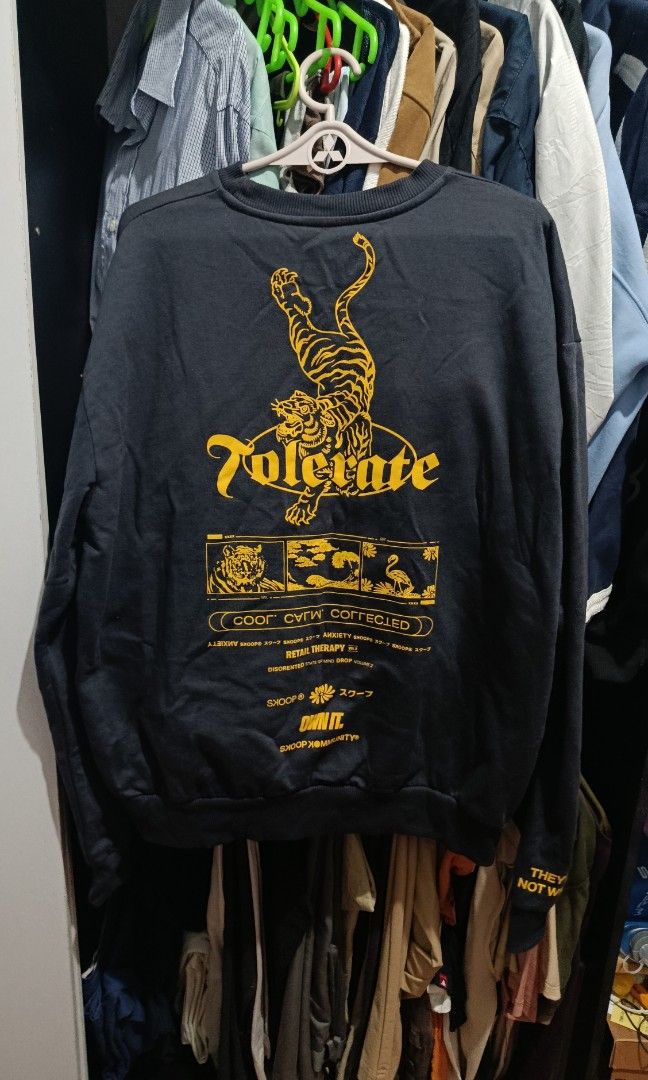 Skoop sweatshirt (Category: Coats, Jackets and Outerwear) located in Jaen. Submitted by vinzyrus217291 (Listing ID 1468468444, Image 2). Description: skoop tolerate sweatshirt med to large Nueva ecija location can do meetups or shipping via jnt.