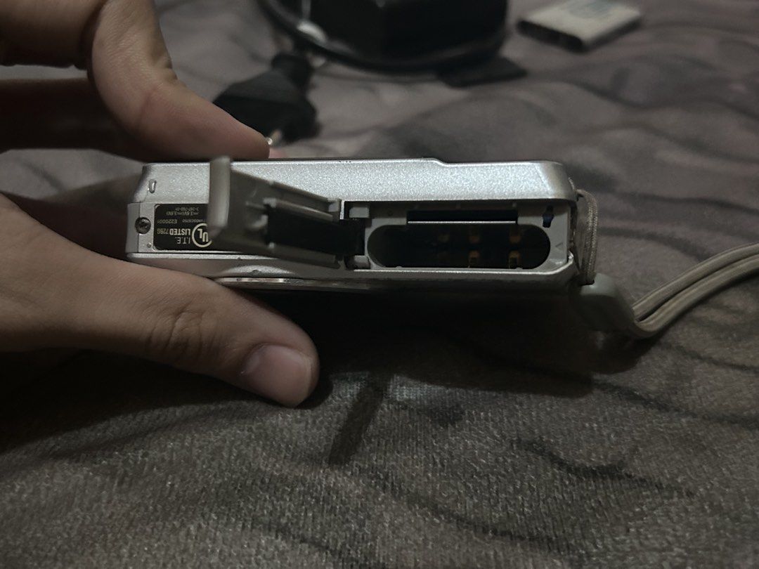 Sony Cyber-shot DSC-S750 7.2MP Digital Camera (Category: Cameras) located in Pandi. Submitted by demmyyy (Listing ID 1468461851, Image 3). Description: No any functional issues but have cosmetic flaws. Tested & fully functional (lens, flash, buttons, zoom, photo capture all working) COSMETIC FLAWS: (u can refer naman sa mga pic sa taas) - Body Scratches - Broken battery lock but yung battery door still intact - Screen degradation (dusty & slightl