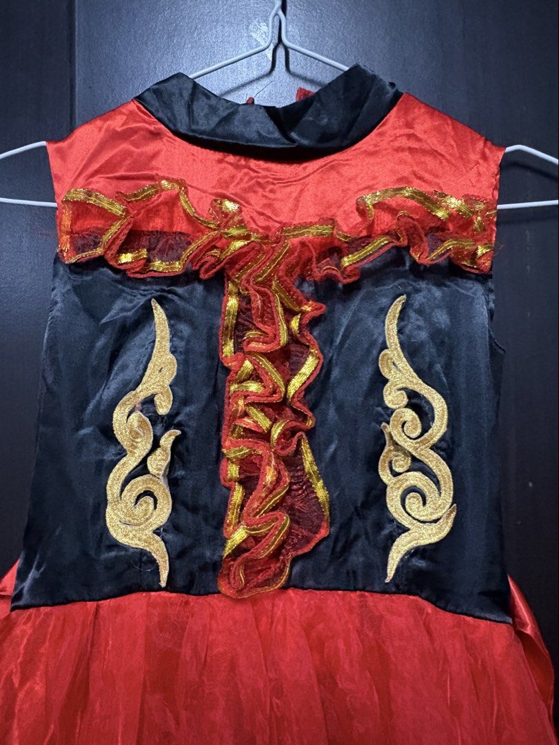 Spain United Nations Costume (Category: Babies & Kids Fashion) located in Manila. Submitted by keihlskloset (Listing ID 1468314559, Image 2). Description: - Red and black Spain dress/ UN costume - Size: 140 - back zip closure -Worn once only then natambak na sa storage .