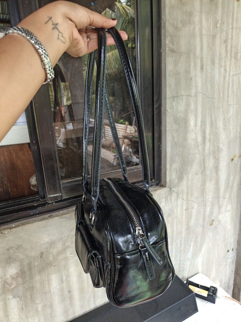 Stand oil shoulder bag (Category: Shoulder Bags) located in Quezon, Isabela. Submitted by ukay-ukaybylyn (Listing ID 1468308699, Image 3). Description: good condition💯 kasya folded payong and long wallet.