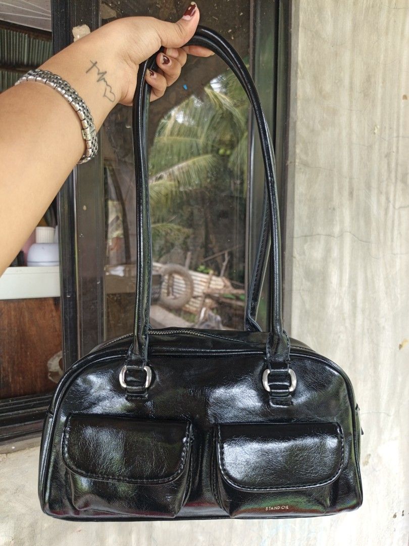 Stand oil shoulder bag (Category: Shoulder Bags) located in Quezon, Isabela. Submitted by ukay-ukaybylyn (Listing ID 1468308699, Image 1). Description: good condition💯 kasya folded payong and long wallet.