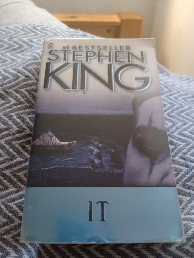 Stephen King IT Paperback Novel (Category: Storybooks) located in Bacolor. Submitted by appletun (Listing ID 1468354350, Image 1). Description: all sales final. no returns/refunds/exchange. mop: gcash. no cod/cop/sco. handling/mod: spx +P70sf. - Title: IT by Stephen King - Genre: Classic horror fiction / thriller - Condition: Paperback with shelf wear on spine and cover. - Format: paperback, lightweight and portable - Ideal for: Horror fans and b