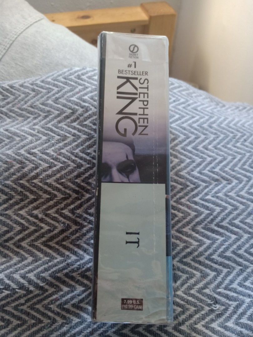 Stephen King IT Paperback Novel (Category: Storybooks) located in Bacolor. Submitted by appletun (Listing ID 1468354350, Image 2). Description: all sales final. no returns/refunds/exchange. mop: gcash. no cod/cop/sco. handling/mod: spx +P70sf. - Title: IT by Stephen King - Genre: Classic horror fiction / thriller - Condition: Paperback with shelf wear on spine and cover. - Format: paperback, lightweight and portable - Ideal for: Horror fans and b