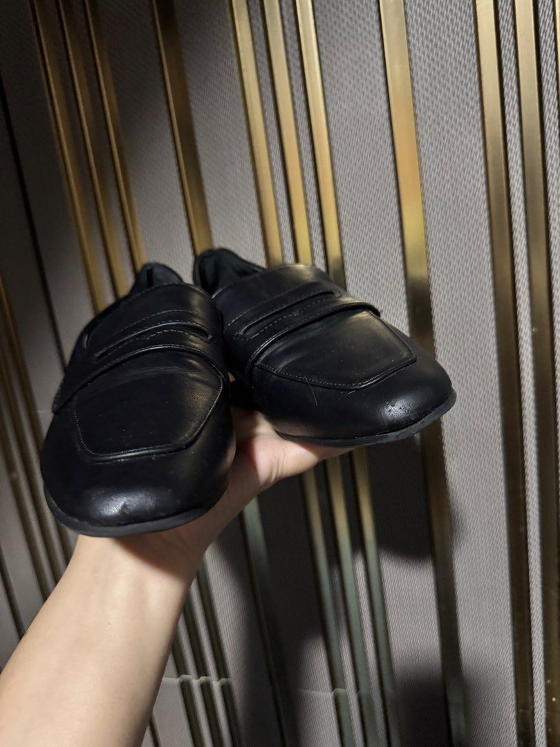 Steve Madden Black Loafers (Category: Loafers) located in Las Pinas. Submitted by nautikath18 (Listing ID 1468412386, Image 3). Description: - Brand: Steve Madden - Style: Classic slip-on penny loafers - Color: Black with white inner logo tag - Material: Smooth synthetic leather - Heel: Flat heel for all-day comfort - Condition/Use: Great everyday casual shoes, very easy to pair with any outfit.
