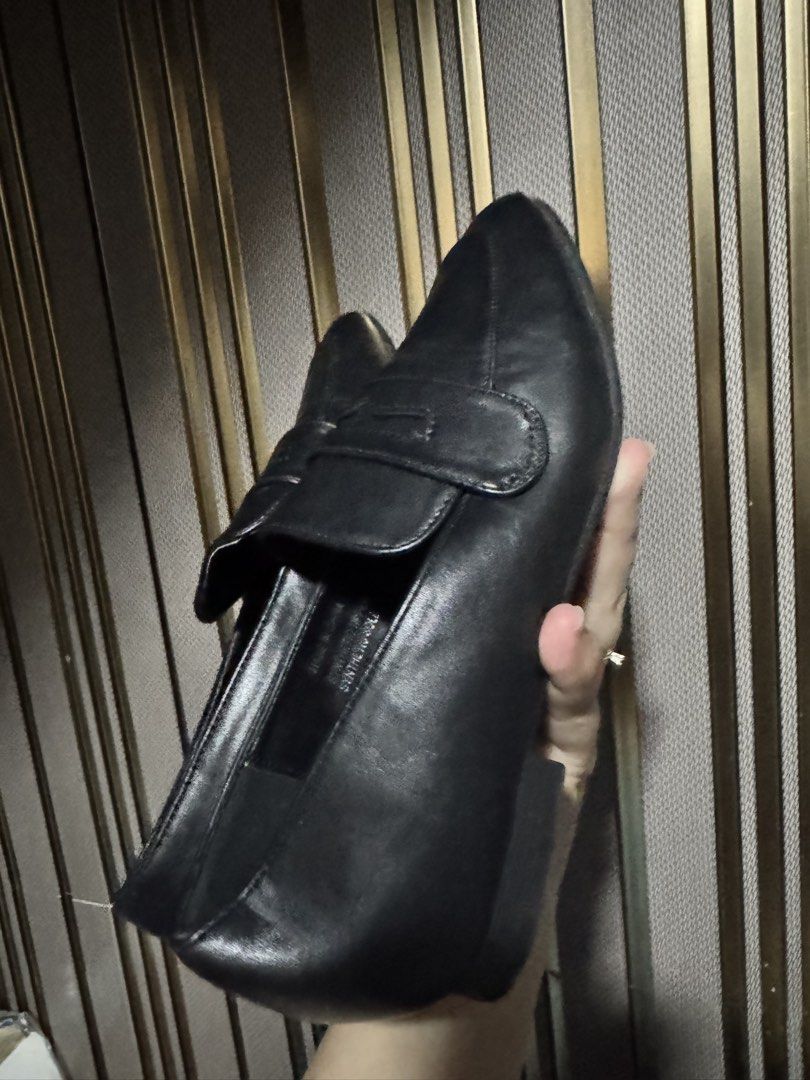 Steve Madden Black Loafers (Category: Loafers) located in Las Pinas. Submitted by nautikath18 (Listing ID 1468412386, Image 2). Description: - Brand: Steve Madden - Style: Classic slip-on penny loafers - Color: Black with white inner logo tag - Material: Smooth synthetic leather - Heel: Flat heel for all-day comfort - Condition/Use: Great everyday casual shoes, very easy to pair with any outfit.