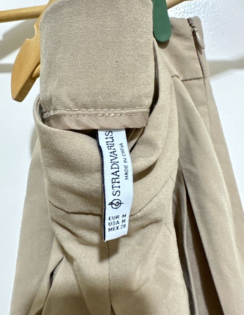Stradivarius Pleated Mini Skirt (Category: Skirts) located in Mandaluyong City. Submitted by lovedbyjaaaam (Listing ID 1468362876, Image 2). Description: - Brand: Stradivarius - Item: Pleated mini skirt - Color: Khaki (neutral, easy to match) - Size: EUR M / USA M / MEX 28 - Details: All-over box pleats, side zipper closure - Condition: Great basic piece for casual everyday looks.