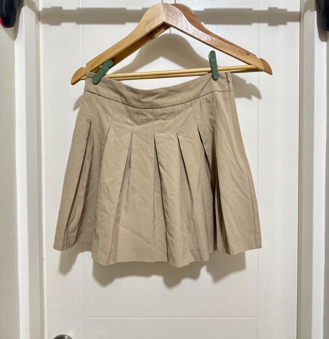 Stradivarius Pleated Mini Skirt (Category: Skirts) located in Mandaluyong City. Submitted by lovedbyjaaaam (Listing ID 1468362876, Image 1). Description: - Brand: Stradivarius - Item: Pleated mini skirt - Color: Khaki (neutral, easy to match) - Size: EUR M / USA M / MEX 28 - Details: All-over box pleats, side zipper closure - Condition: Great basic piece for casual everyday looks.