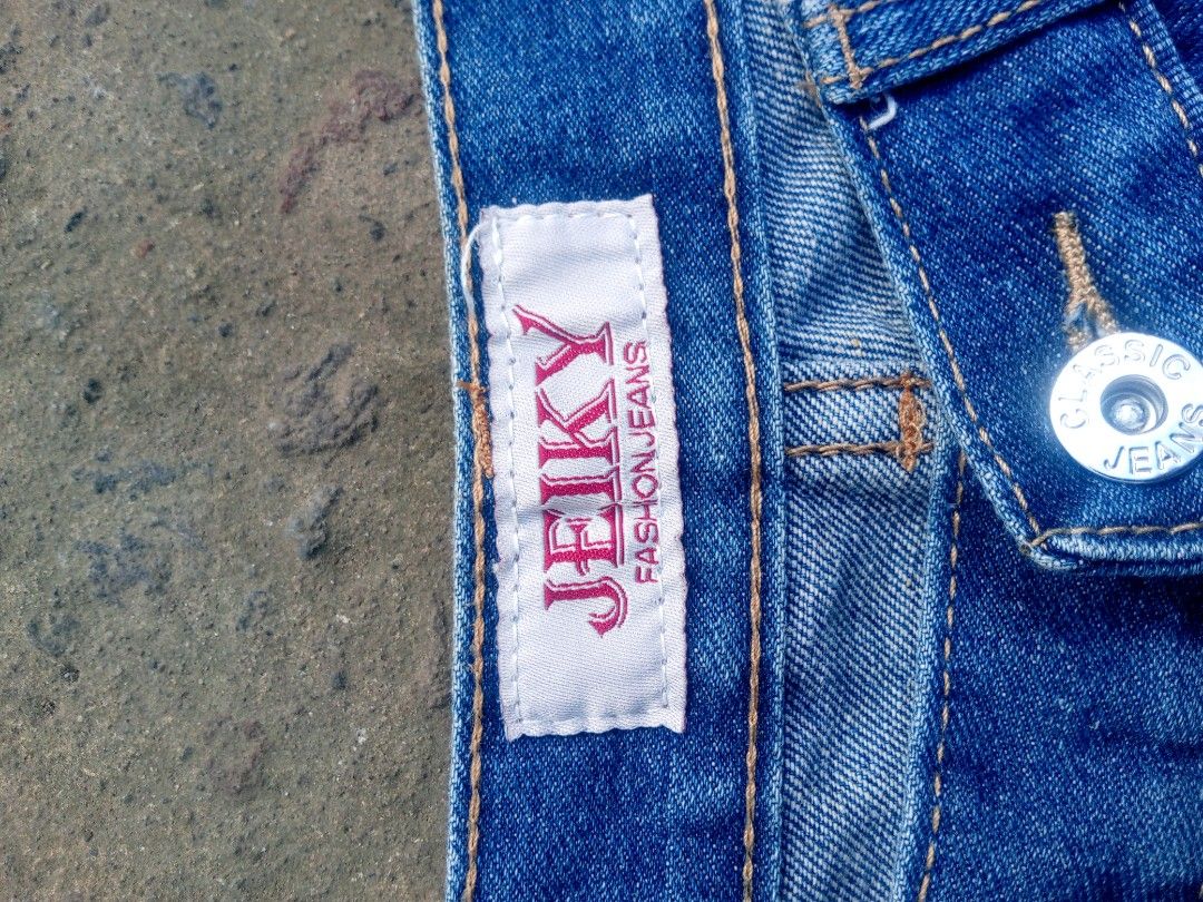 STRAIGHT JEANS (Category: Jeans) located in Manila. Submitted by zayn_965 (Listing ID 1468363980, Image 3). Description: .
