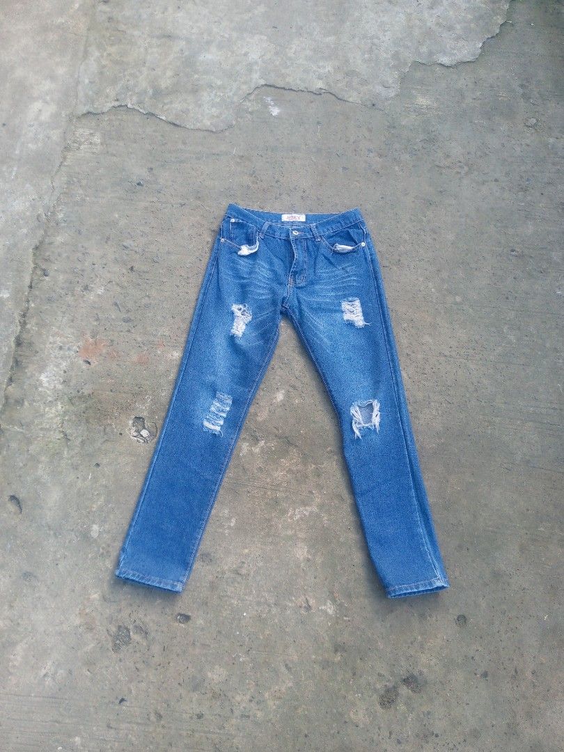 STRAIGHT JEANS (Category: Jeans) located in Manila. Submitted by zayn_965 (Listing ID 1468363980, Image 1). Description: .