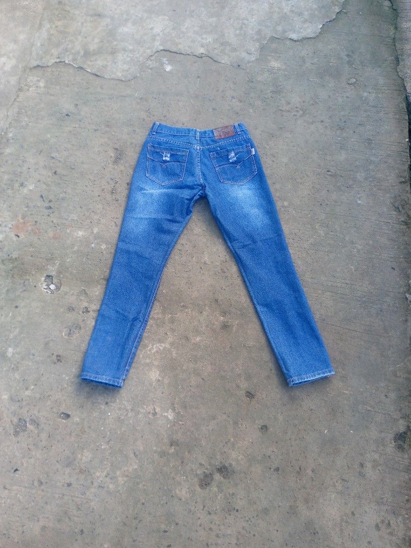 STRAIGHT JEANS (Category: Jeans) located in Manila. Submitted by zayn_965 (Listing ID 1468363980, Image 2). Description: .