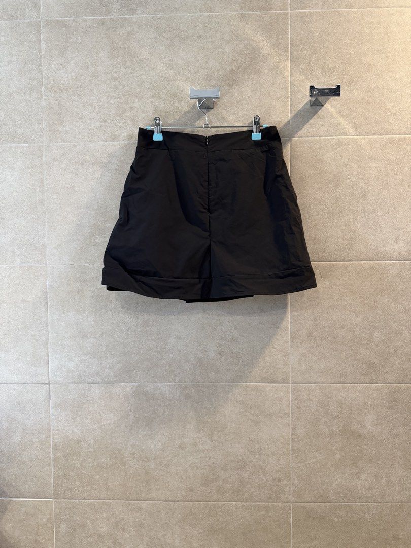 Straightforward Black Pleated Skort (Category: Skirts) located in San Juan City. Submitted by live4lulu (Listing ID 1468309637, Image 2). Description: Used once.