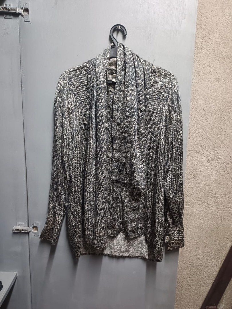 STUDIO 0001 FERRE 4Ways (Category: Longsleeves) located in Dasmarinas. Submitted by jessputrages (Listing ID 1468455950, Image 3). Description: For sale Excellent condition No issue 800 plus shipping fee Pm for more details.