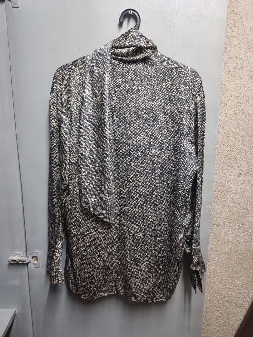 STUDIO 0001 FERRE 4Ways (Category: Longsleeves) located in Dasmarinas. Submitted by jessputrages (Listing ID 1468455950, Image 1). Description: For sale Excellent condition No issue 800 plus shipping fee Pm for more details.