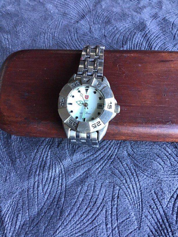 Swiss Army Quartz authentic (Category: Women's Watches) located in Baguio. Submitted by agozun61 (Listing ID 1468290996, Image 1). Description: Quartz authentic good running condition..