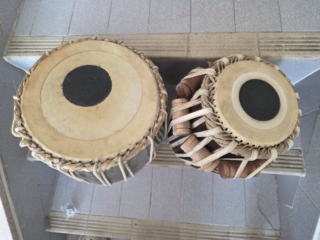 tabla Set （分類：樂器）位於 Hong Kong。 由 lena28628 提交（商品編號 1468348539，圖片 2）。簡介： 新舊程度如圖，中間黑色圓圈 有少少掉了。