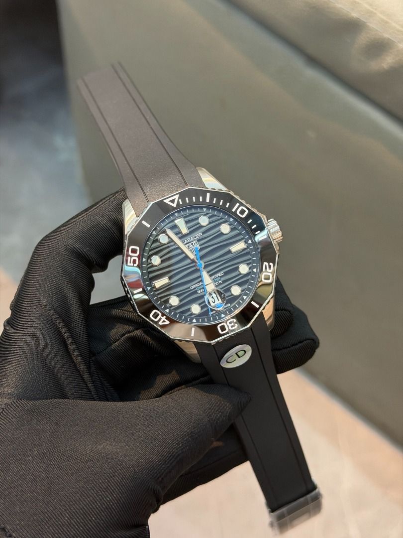 Tag heuer Automatic mechanical watch（1.1) (Category: Luxury Watches) located in Marikina City. Submitted by coolpenguin.4da29f (Listing ID 1468419009, Image 2). Description: - Brand: TAG Heuer Aquaracer luxury dive watch - Dial: Black wavy patterned dial with luminous hands, markers, blue seconds hand, and date window with magnifier at 6 o'clock - Bezel: Rotating ceramic bezel - Case: Stainless steel with polished sides and signed crown - Crystal