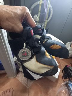 Climbing Shoes And Equipment 自訂分類第三件商品