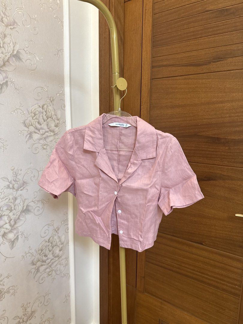 The Editor's Market Top in Pink (Category: Blouses) located in Quezon City. Submitted by vpauline (Listing ID 1468366497, Image 1). Description: 10/10.