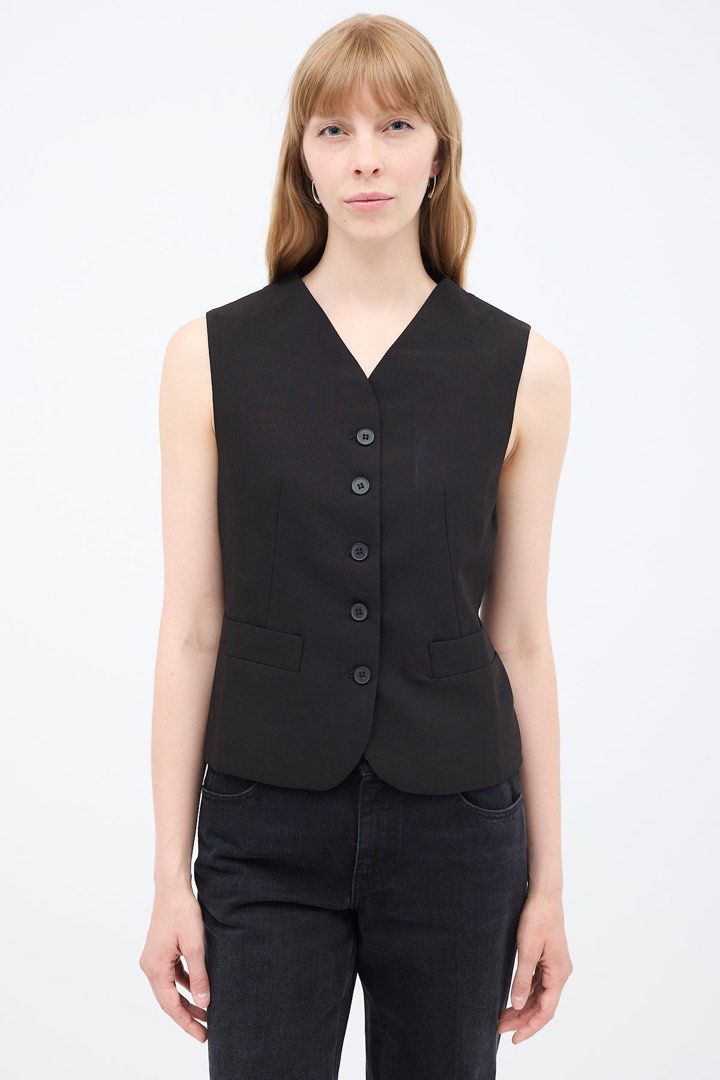 THE ROW - VEGAS WOOL VEST (Category: Others Tops) located in Lucena. Submitted by southsidekartell (Listing ID 1468389315, Image 1). Description: SMALL IN GREAT CONDITION NO MAJOR ISSUES COMPLETE DETAILS WITH EXTRA BUTTON .