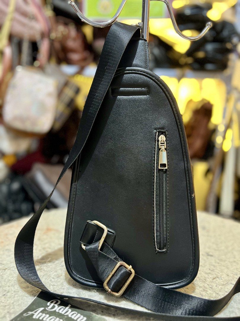 Thick Leather Body Bag for Men (Category: Sling Bags) located in Rizal. Submitted by babamamanyingonlineshop (Listing ID 1468291567, Image 3). Description: Message me for inside photo. I forgot to take a photo..