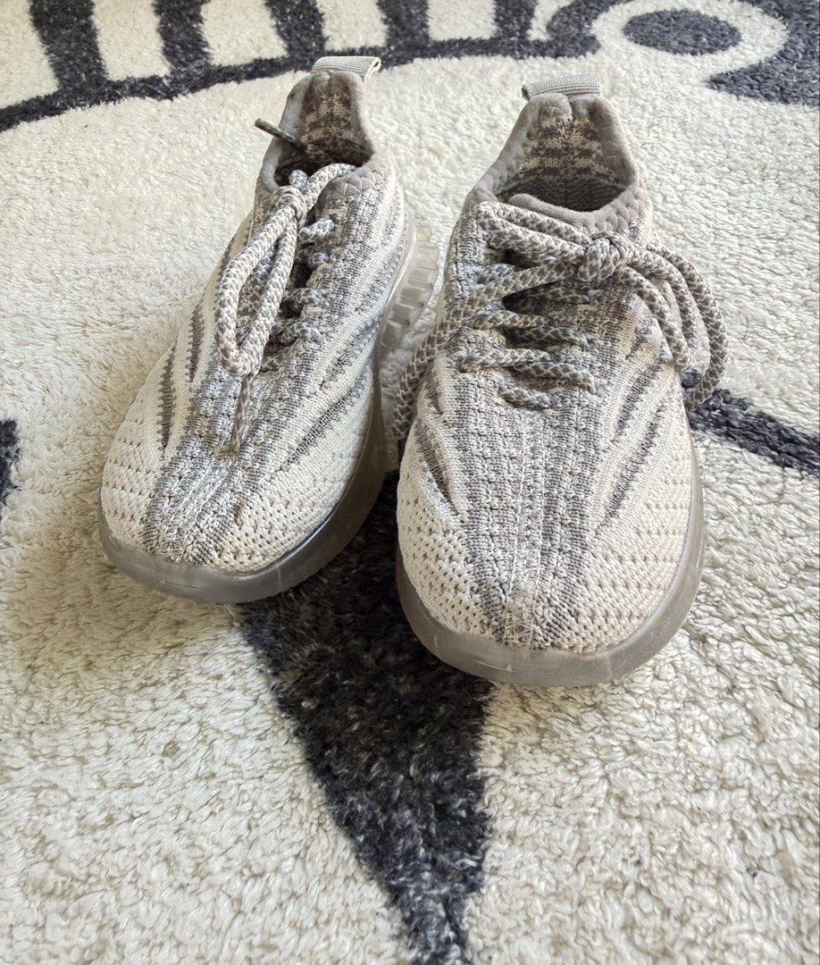 Toddler Boy Shoes (Category: Babies & Kids Fashion) located in Taguig. Submitted by declutternanay_ph (Listing ID 1468293806, Image 3). Description: Never used. Outsole: 15.5 cm.